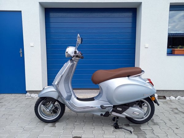 Vespa Primavera 125 stříbrná