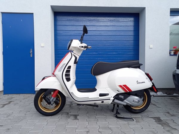 Vespa GTS 125 Racing Sixties bílá