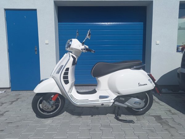 Vespa GTS 125 Super bílá