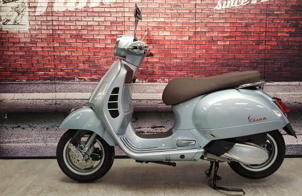 Vespa GTS 125 stříbrná