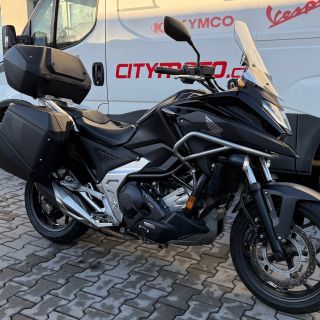 Nabízíme velmi zachovalou Hondu NC750X DCT po našem stálém zákazníkovi. Motocykl je ve výjimečně pěkném stavu. Lak, plasty...